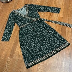 Max Studio dark green with an elegant white floral pattern mini dress. Size M.